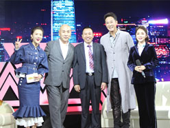 杏彩·体育董事长罗永辉与著名歌星刘尊老师、汪正正老师、郭津彤老师、主持人雅琪在北京电视台录制节目现场亲切合影